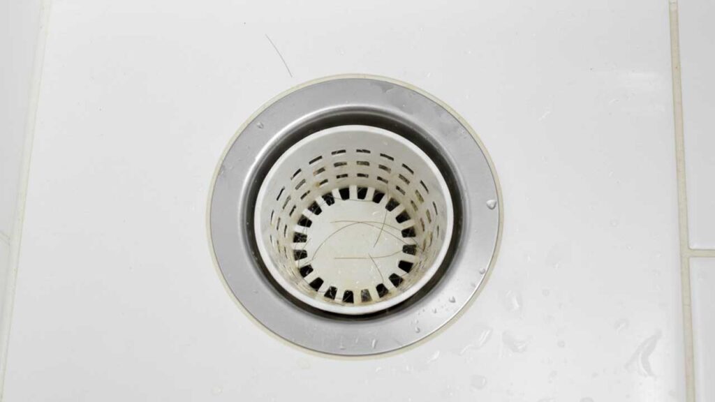 風呂場の排水トラップ内部の汚れ