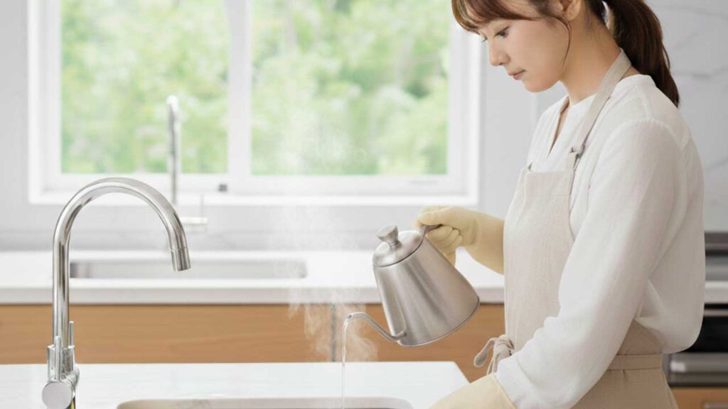 キッチンのスポンジに熱湯をかける