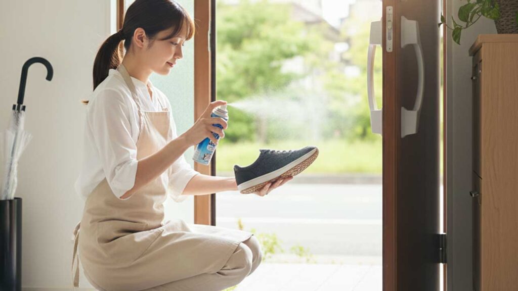 靴に消臭スプレーをかける
