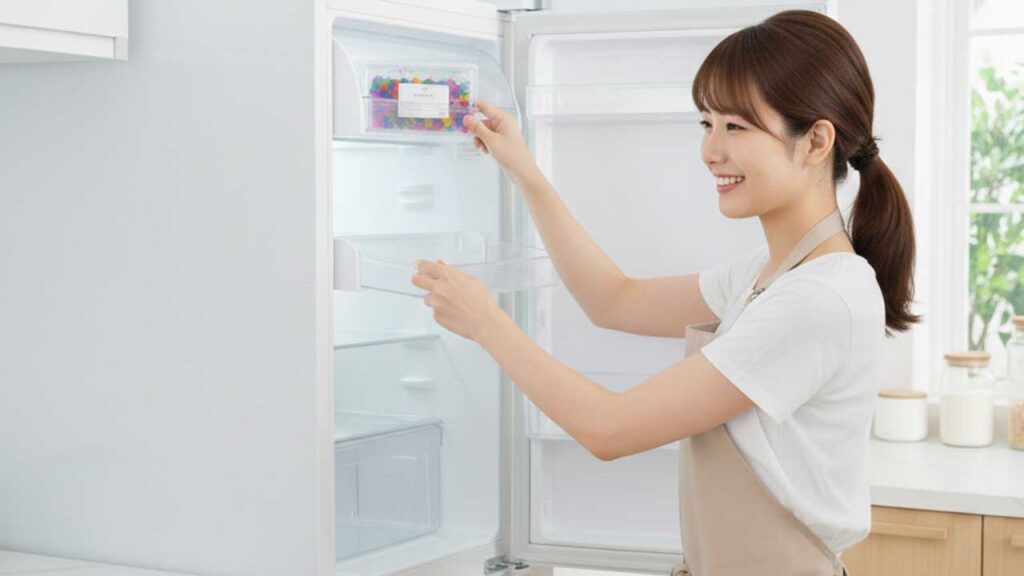 冷蔵庫に消臭剤を置く