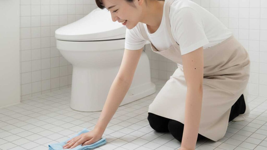 トイレの床を拭く
