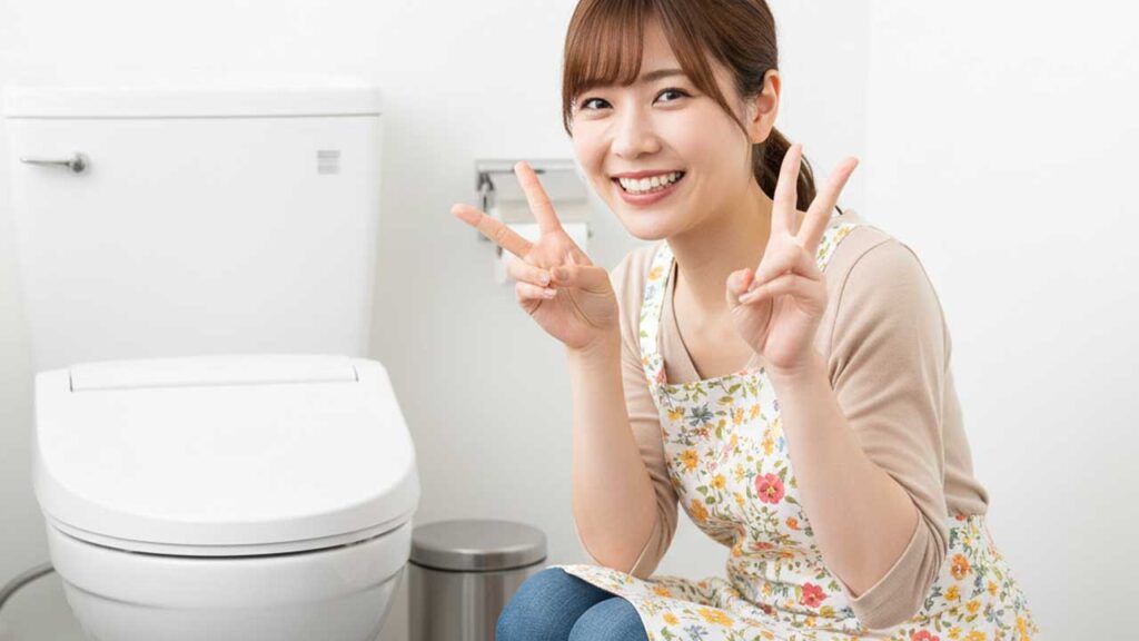 トイレを掃除する女性