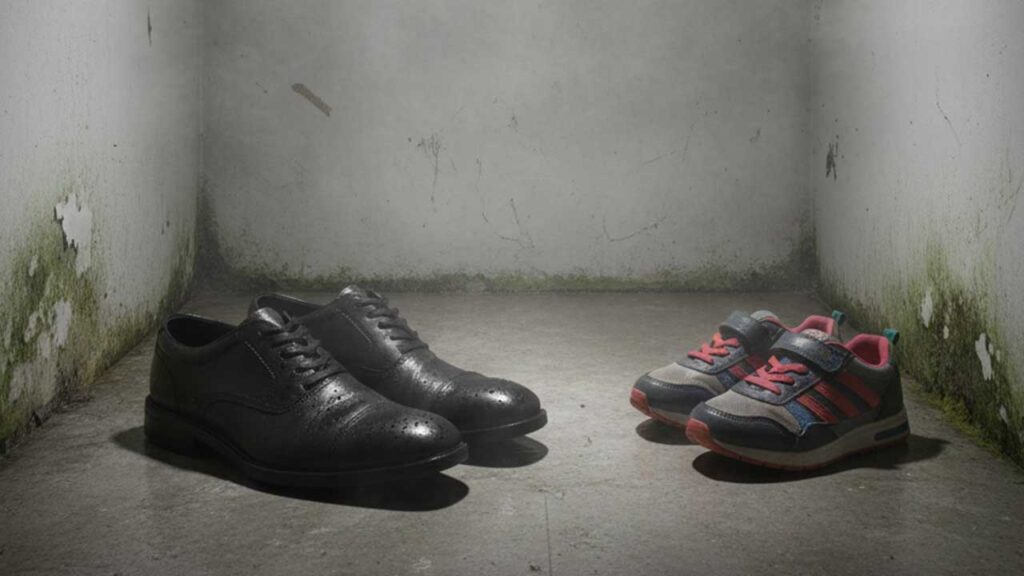 雨に濡れた靴を風通しの悪い場所に置く